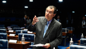 Em pronunciamento, à bancada, senador Eduardo Braga (MDB-AM).