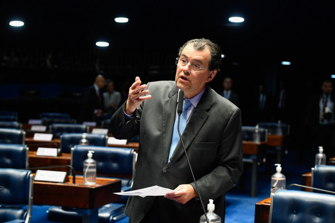 Em pronunciamento, à bancada, senador Eduardo Braga (MDB-AM).