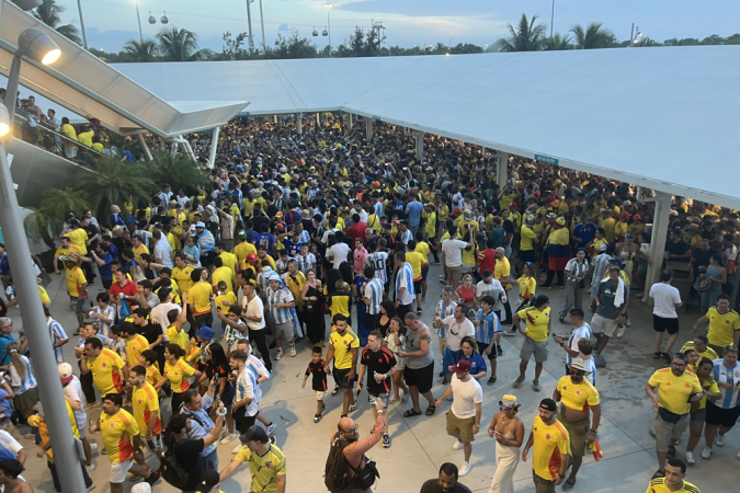 Torcedores entram sem controle no estádio Hard Rock neste domingo, antes da final da Copa América, em Miami