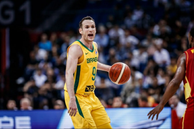 Marcelinho Huertas com a camisa do Brasil