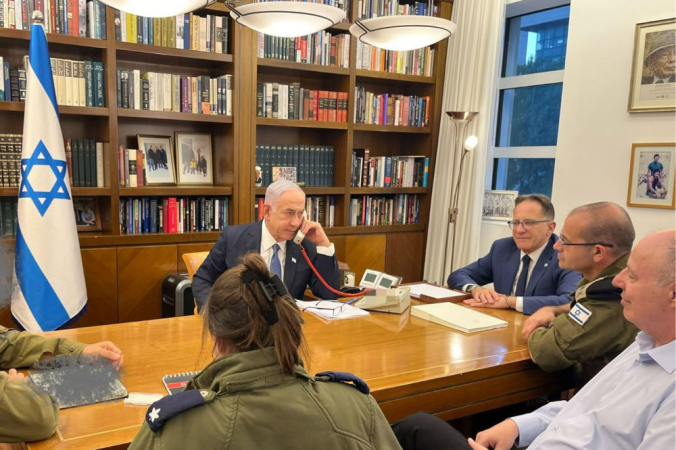 O primeiro-ministro de Israel, Benjamin Netanyahu (i), reunido com a cúpula militar e seu assessor de segurança, Tzagi Hanegbi (d), este março.