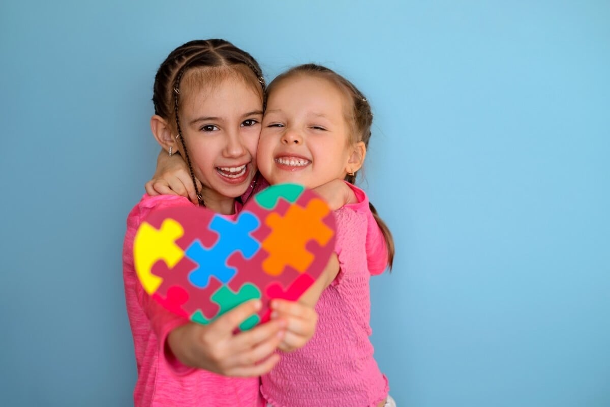 Pessoas com autismo podem desenvolver amizades sólidas assim como neurotípicos, apesar das dificuldades na comunicação 