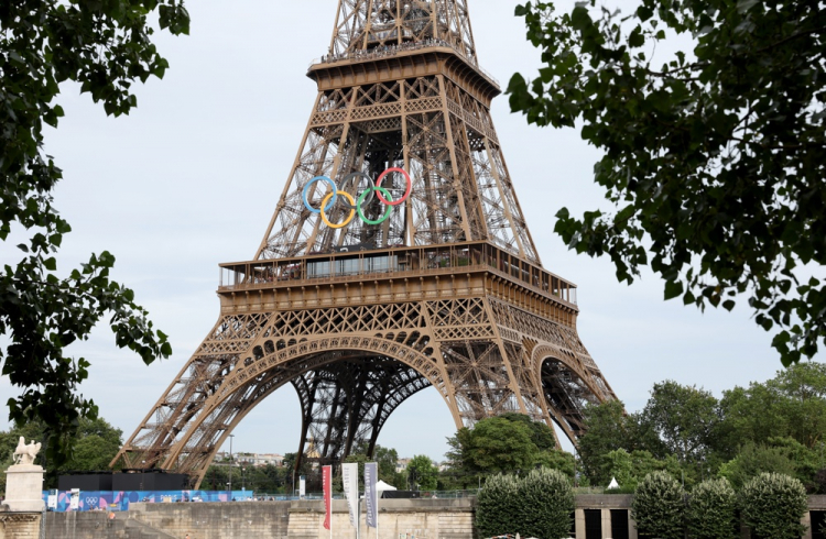 Anéis olímpicos ‘permanecerão na Torre Eiffel’ após os Jogos, defende prefeita de Paris em meio a polêmicas