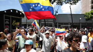 Cidadãos participam de uma manifestação em apoio ao candidato à presidência da Venezuela, Edmundo González Urrutia