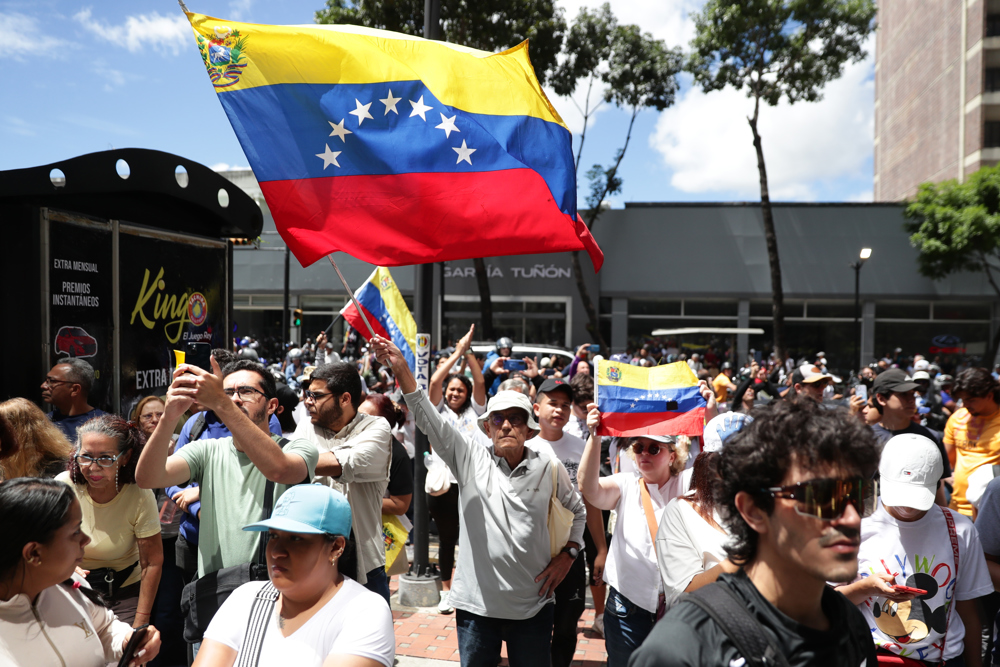 Cidadãos participam de uma manifestação em apoio ao candidato à presidência da Venezuela, Edmundo González Urrutia