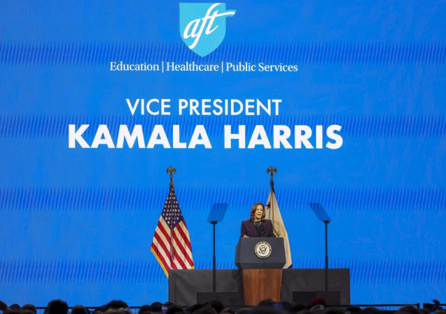 A vice-presidente dos EUA, Kamala Harris, discursa na 88ª convenção nacional da Federação Americana de Professores