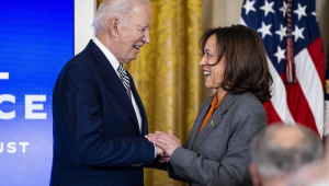 O presidente dos EUA, Joe Biden (esq.) e a vice-presidente Kamala Harris (dir.), falam antes de Biden assinar uma ordem executiva para regular a inteligência artificial (IA) no Oriente Sala da Casa Branca em Washington