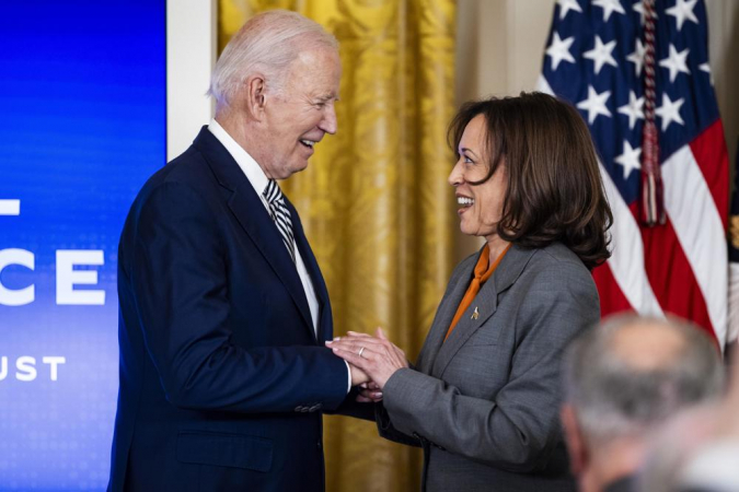 O presidente dos EUA, Joe Biden (esq.) e a vice-presidente Kamala Harris (dir.), falam antes de Biden assinar uma ordem executiva para regular a inteligência artificial (IA) no Oriente Sala da Casa Branca em Washington