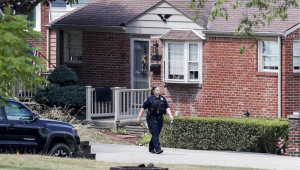 Um policial caminha perto da casa de Thomas Matthew Crooks