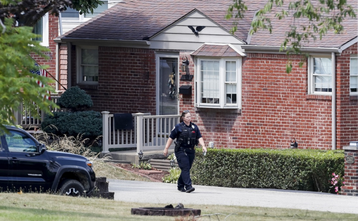 Um policial caminha perto da casa de Thomas Matthew Crooks