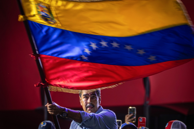 CARACAS (VENEZUELA), 25/07/2024.- O presidente da Venezuela e candidato à reeleição, Nicolás Maduro, agita uma bandeira