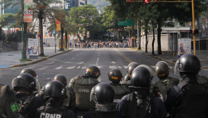 Membros da Polícia Nacional patrulham a autoestrada Francisco Fajardo durante um protesto contra os resultados das eleições presidenciais