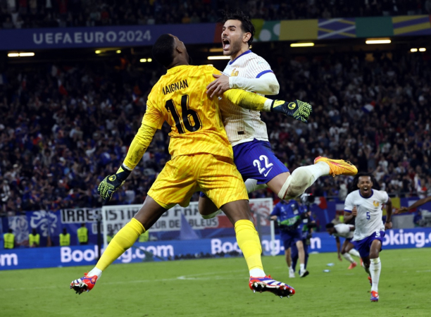 Theo Hernandez da França comemora com o goleiro Mike Maignan