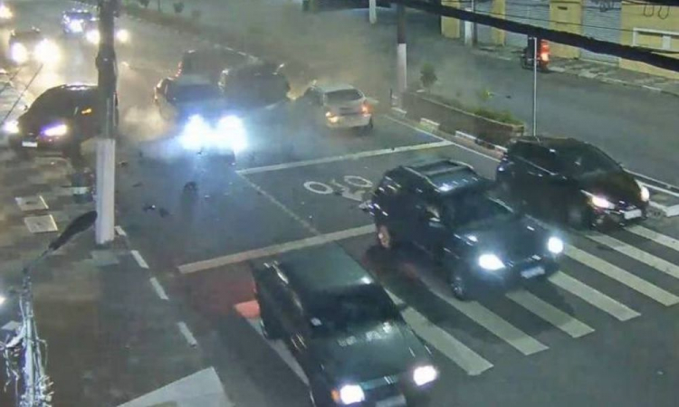 Mulher bate Audi em alta velocidade contra cinco carros em Osasco