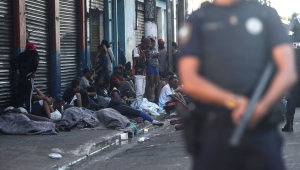 Policiais da Guarda Civil Metropolitana (GCM) reforçam a segurança enquanto funcionários da Prefeitura realizam trabalhos de limpeza na Rua dos Protestantes, na região da Cracolândia, no centro da cidade de São Paulo