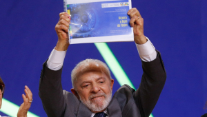 Lula com placa de IA