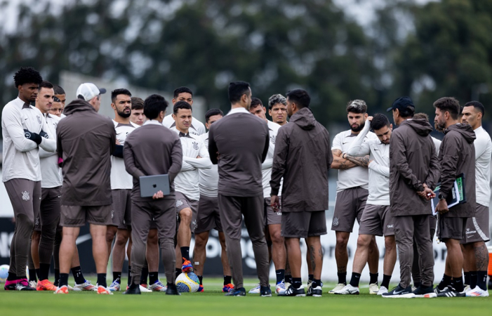 Jogadores do Corinthians reunidos com a comissão técnica no CT Joaquim Grava