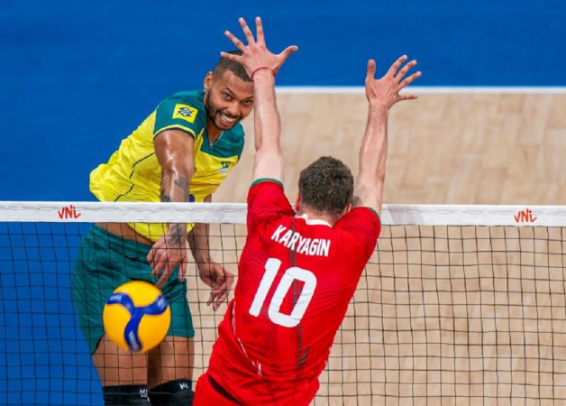 Alan em ação pela seleção brasileira de vôlei, em jogo contra a Bulgária