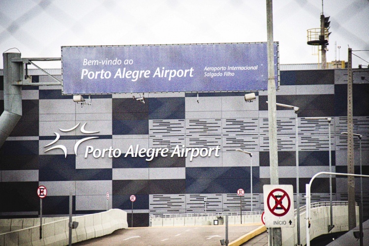 Aeroporto Salgado Filho em Porto Alegre retoma atividades após meses fechado