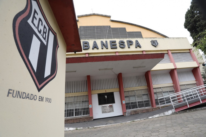 Vista do clube Banespa localizado na Avenida Santo Amaro, zona sul de São Paulo