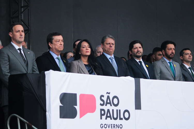 Tarcísio e Ricardo Nunes participam do desfile de 9 de Julho