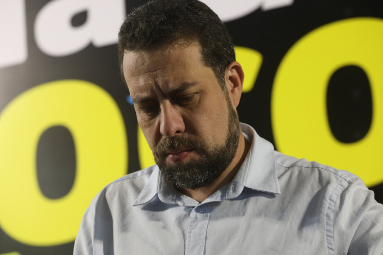 Boulos se emociona ao falar sobre acusações de que usa drogas