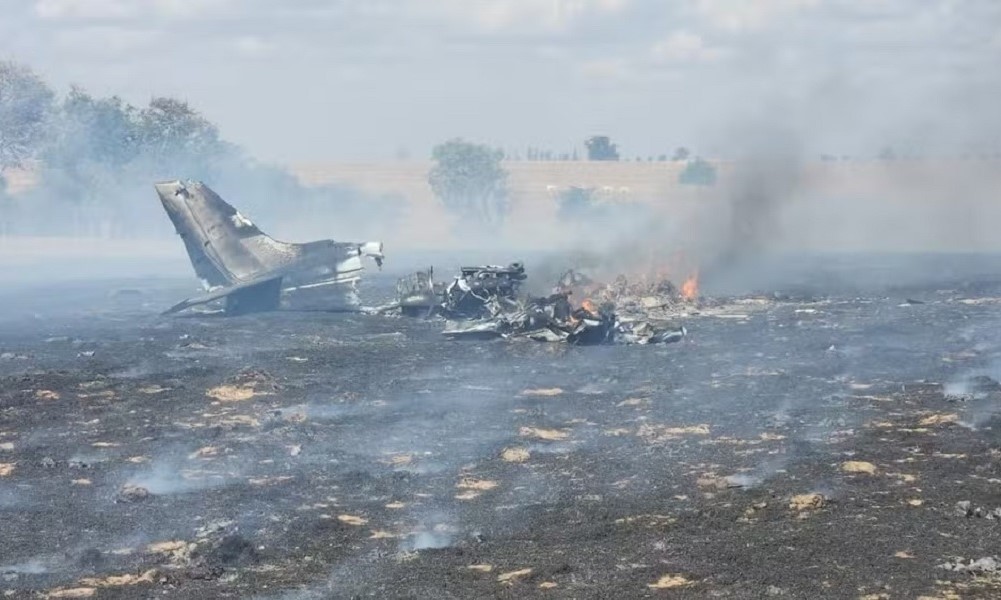 Avião pegou fogo após a queda em propriedade rural de Birigui