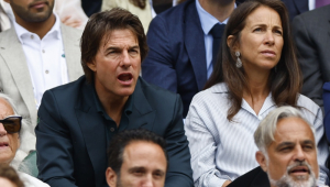 O ator norte-americano Tom Cruise observa a final do individual feminino do Campeonato de Wimbledon