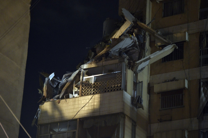 Beirute (Líbano), 30/07/2024.- Os últimos andares destruídos que foram alvo de um ataque israelense, no subúrbio ao sul de Beirute, Líbano, 30 de julho de 2024.