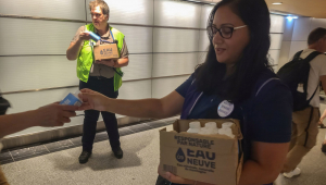 PARIS (FRANÇA), 29/07/2024.- Trabalhadores do metrô de Paris distribuem água engarrafada aos usuários para combater a onda de calor que vive atualmente na França. A região de Paris vai distribuir água, chapéus e leques aos utilizadores dos transportes públicos, especialmente espectadores dos Jogos Olímpicos, para fazer face à onda de calor que o país atravessa, que começou no sul e se espalha para o norte. Um total de 2,5 milhões de garrafas de cartão recicláveis ​​serão distribuídas em 70 estações de metro e comboios regionais e mais 19 estações de serviço de autocarros da região para combater as altas temperaturas destes dias, anunciaram esta terça-feira as autoridades regionais. EFE/ Edgar Sapiña Manchado