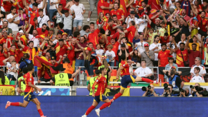 Mikel Merino da Espanha (dir.) comemora o gol de 2 a 1 com companheiros de equipe e torcedores durante a partida de futebol das quartas de final do UEFA EURO 2024