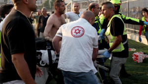 Majdal Shams (--), 27/07/2024.- Soldados, serviços de emergência e civis no local onde um projétil atingiu um parque infantil em Druso, Majdal Shams, nas Colinas de Golã anexadas