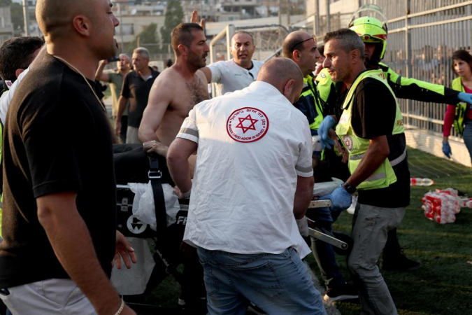 Majdal Shams (--), 27/07/2024.- Soldados, serviços de emergência e civis no local onde um projétil atingiu um parque infantil em Druso, Majdal Shams, nas Colinas de Golã anexadas