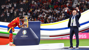 O técnico Luis de la Fuente da Espanha (dir.) e Dani Carvajal da Espanha comemoram a vitória na final do UEFA