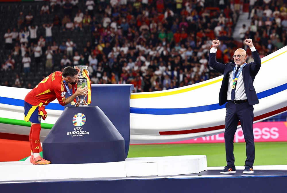 O técnico Luis de la Fuente da Espanha (dir.) e Dani Carvajal da Espanha comemoram a vitória na final do UEFA
