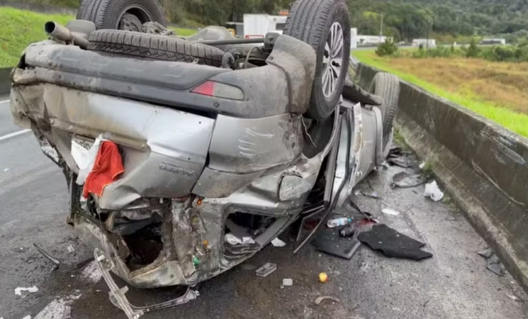 Carro de Dunga capotado e destruído