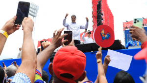 Nicolás Maduro cumprimentando apoiadores durante evento de campanha