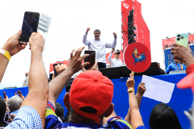 Nicolás Maduro cumprimentando apoiadores durante evento de campanha