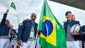 2024.07.26 - Jogos Olímpicos Paris 2024 - Cerimônia de Abertura. O barco com a delegação do Time Brasil navega pelas águas do Rio Sena durante a Cerimônia de Abertura dos Jogos Olímpicos Paris 2024. Na foto, os porta bandeiras do Time Brasil, Isaquias Queiroz (E) e Raquel Kochhann.