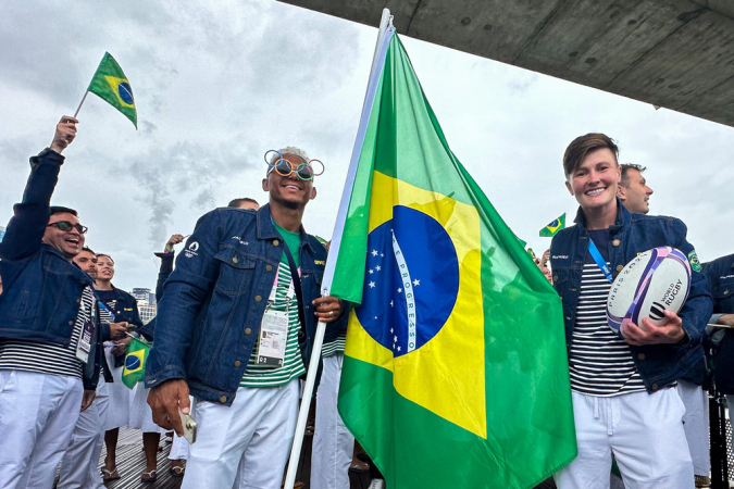 2024.07.26 - Jogos Olímpicos Paris 2024 - Cerimônia de Abertura. O barco com a delegação do Time Brasil navega pelas águas do Rio Sena durante a Cerimônia de Abertura dos Jogos Olímpicos Paris 2024. Na foto, os porta bandeiras do Time Brasil, Isaquias Queiroz (E) e Raquel Kochhann.