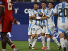 Lionel Messi da Argentina (C) é parabenizado pelos companheiros após marcar um gol contra o Canadá
