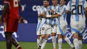Lionel Messi da Argentina (C) é parabenizado pelos companheiros após marcar um gol contra o Canadá