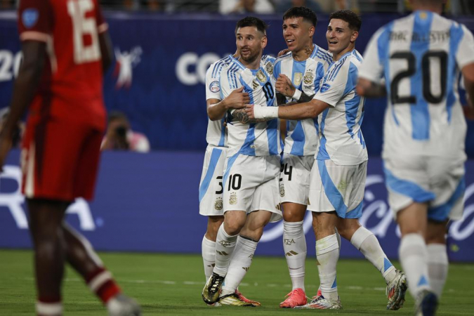 Lionel Messi da Argentina (C) é parabenizado pelos companheiros após marcar um gol contra o Canadá