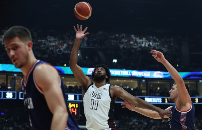 oel Embiid (C) dos EUA e Nikola Jokic (D) da Sérvia em ação durante o jogo 2024 USA Basketball Showcase entre EUA e Sérvia em Abu Dhabi