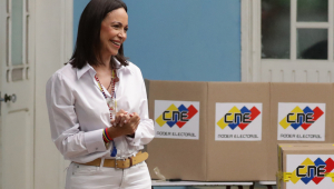 A líder da oposição venezuelana, María Corina Machado, vota neste domingo, em um centro de votação em Caracas