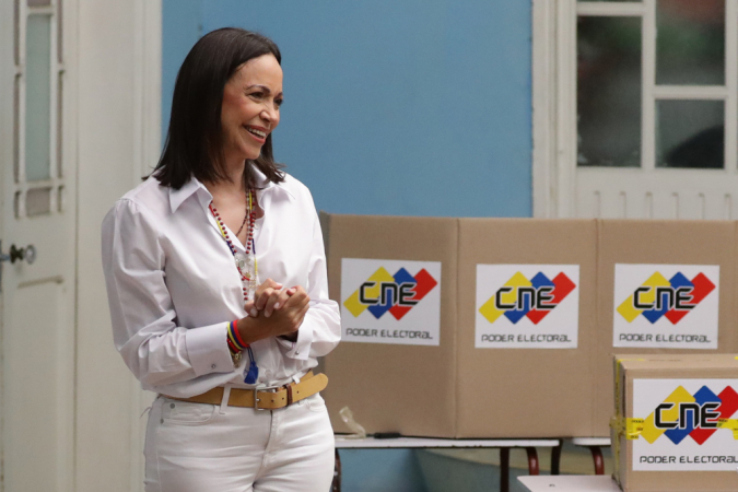 A líder da oposição venezuelana, María Corina Machado, vota neste domingo, em um centro de votação em Caracas