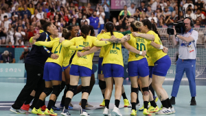 Jogadoras brasileiras comemoram a vitória sobre a Espanha