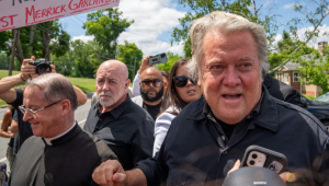 Steve Bannon, o ex-estrategista da Casa Branca de Donald Trump, chega para discursar à mídia na Instituição Correcional Federal de Danbury, onde deverá iniciar sua sentença de quatro meses em 1º de julho de 2024 em Danbury, Connecticut. Bannon será preso por desrespeito ao Congresso e sua condenação por não cumprir as intimações emitidas pelo agora extinto Comitê Seleto da Câmara que investigou o ataque de 6 de janeiro de 2021 ao Capitólio. Bannon tentou evitar comparecer à prisão enquanto contestava sua condenação perante o tribunal federal de apelações em Washington, DC, mas foi negado pela Suprema Corte.