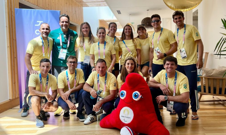 Em busca do 3º ouro olímpico seguido, Martine Grael e Kahena Kunze chegam à França