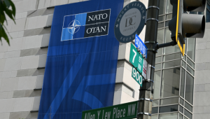 Uma bandeira da OTAN vista fora do centro de convenções de Washington, onde a cimeira da OTAN terá lugar em Washington, DC, de 9 a 11 de julho.